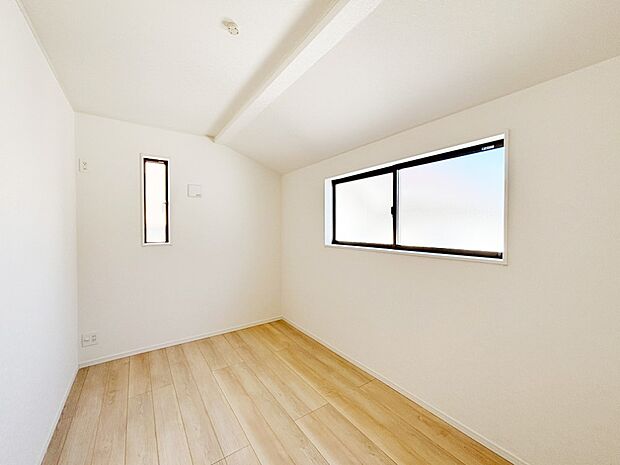 【子供部屋】窓からのやさしい光が心地よいプライベートルーム