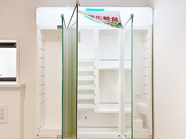 【三面鏡裏収納】三面鏡の裏に、化粧品や衛生用品などを収納可能。洗面台をすっきりと保ちます!