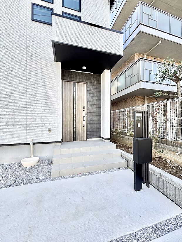 【玄関】大切な家族、来客を出迎える玄関。玄関前は屋根付きで雨が降っていても濡れにくいです。 