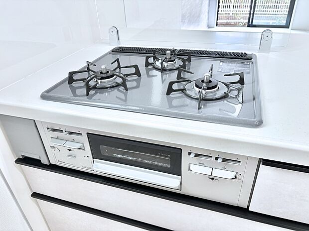 【Ｓｉセンサーコンロ】ガスコンロはＳｉセンサー搭載。火力調節や焦げ付き・消し忘れも防いでくれます。