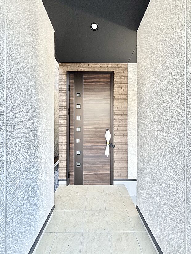 【玄関】玄関前は雨が降っても濡れにくい屋根付き