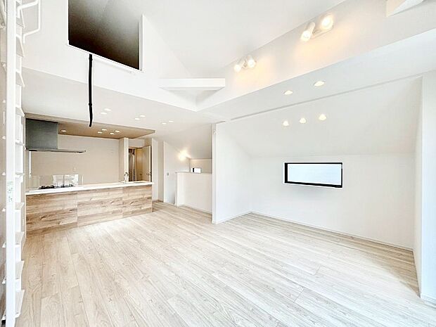 【ダイニング】ロフト付きで日当たりもよく、広々としたLDK。