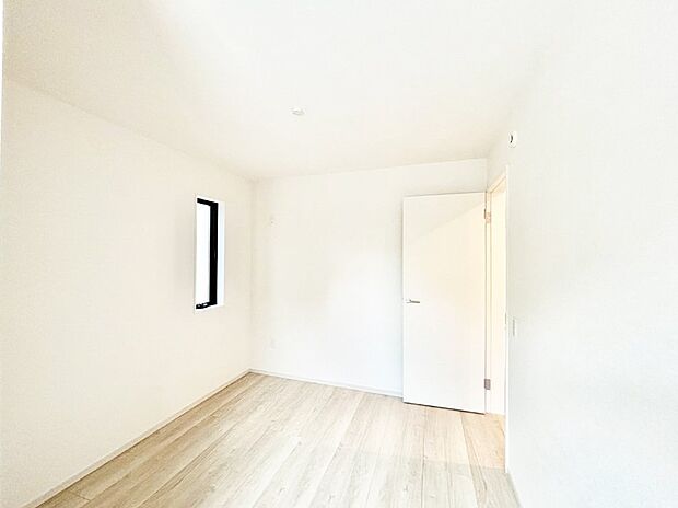 【子供部屋】窓からのやさしい光が心地よいプライベートルーム