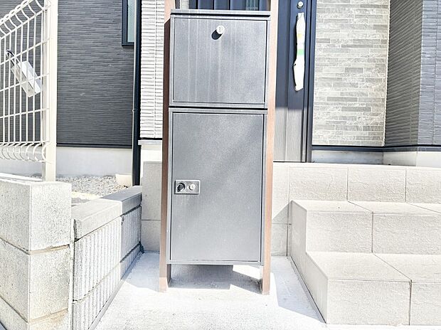 【その他現地】宅配ボックスがあると時間を気にせず宅配物をいつでも安全に受け取れますね。