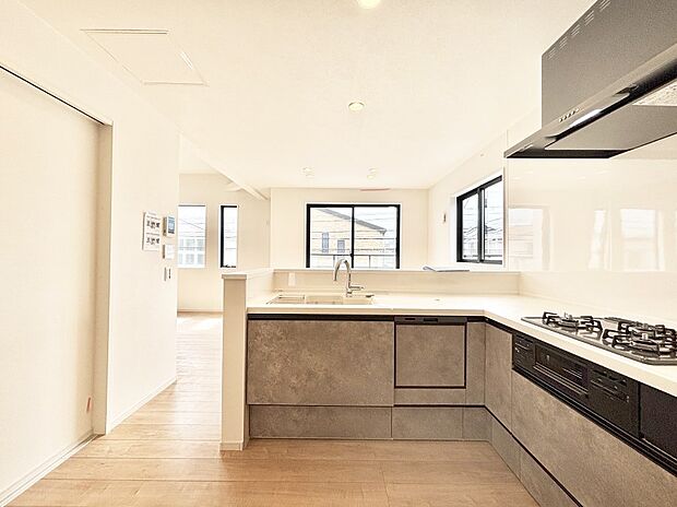 【ダイニングキッチン】カウンター越しにお話しをしながら毎日のお料理をもっと楽しく