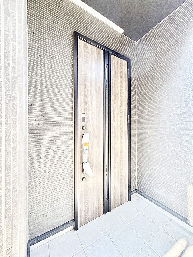 【玄関】住まいの顔を演出する、玄関ドア。