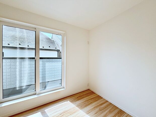 【寝室】明るいバルコニーサイドに洋室を設置。目覚めの良い寝室に。