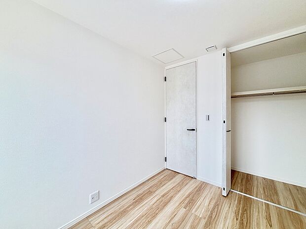 【収納】洋室のクローゼット。奥行きがあるので厚手の衣類もすっきり収まります。