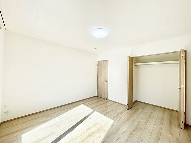 【寝室】収納が充実しているので居住スペースを広々使えます  