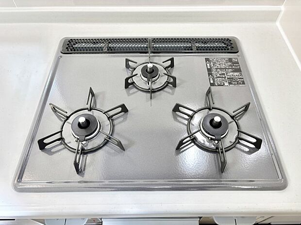 【Ｓｉセンサーコンロ】ガスコンロはＳｉセンサー搭載。火力調節や焦げ付き・消し忘れも防いでくれます。