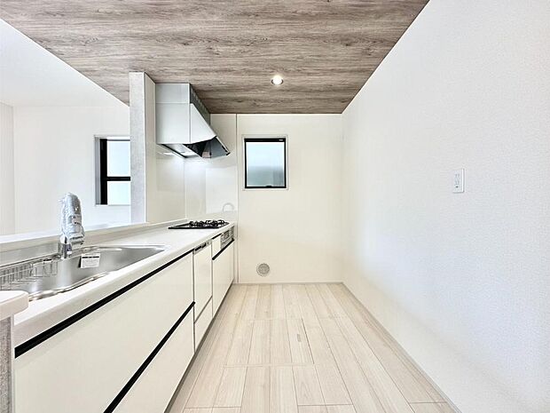 【キッチン】ゆとりあるキッチンスペースでお料理や食後の後片づけもスムーズに！