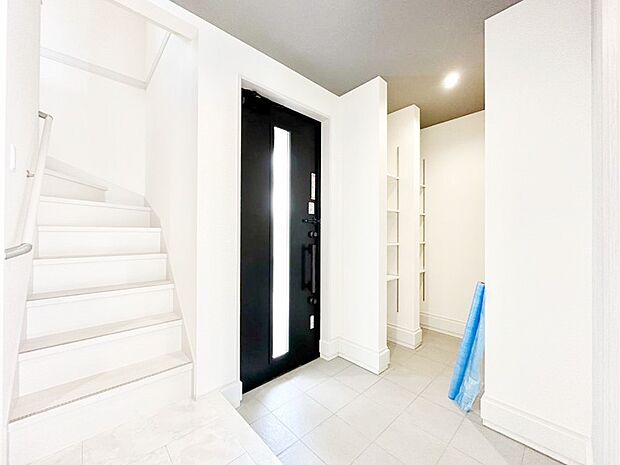 【玄関】ご家族やお客様を気持ちよくお出迎え！広々空間が心地よいSIC付き玄関。