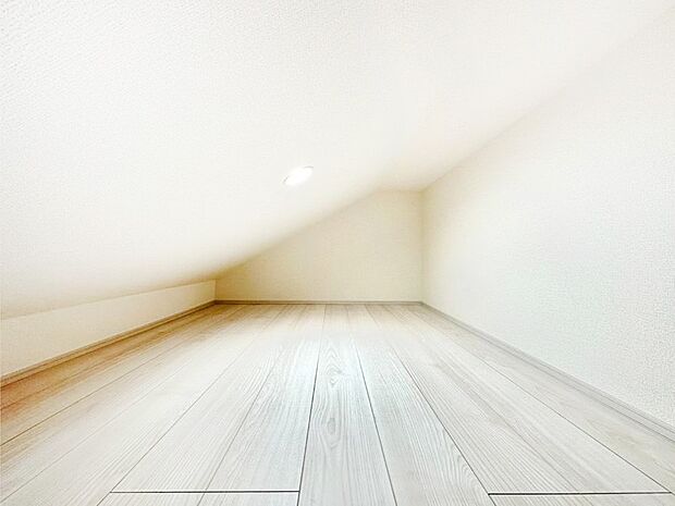 【収納】季節品や趣味の品などをスッキリ収納出来る小屋裏収納付きです。