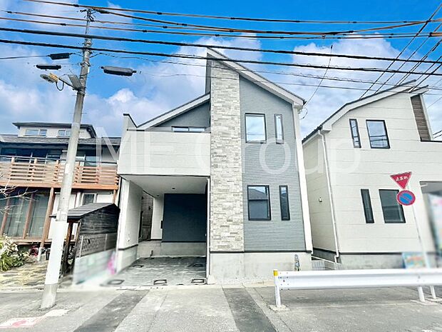 【現地外観写真】暮らしやすさと居心地の良さにこだわったシンプルで飽きのこないデザイン !