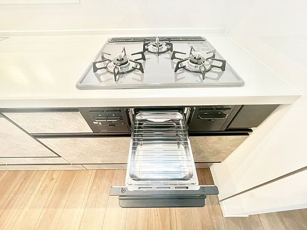 【その他設備(三ツ口コンロ)】三口ガスコンロでお料理が一気にはかどりそう。