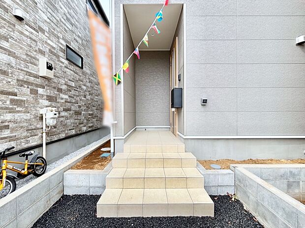 【玄関】玄関前は雨が降っても濡れにくい屋根付き