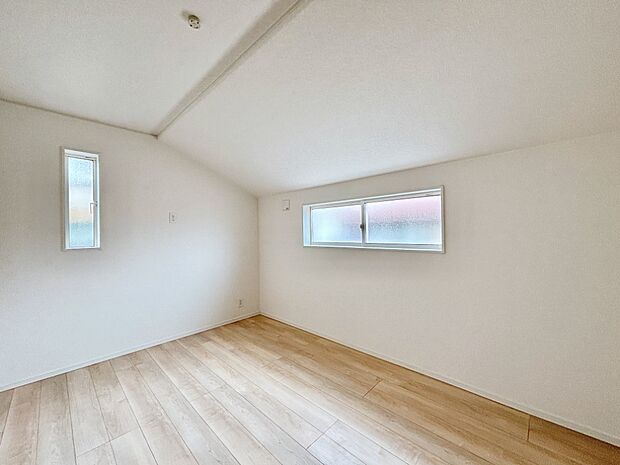 【子供部屋】２面採光で気持ちよく自然光が取り入れられるのでお子様のお部屋にもピッタリ