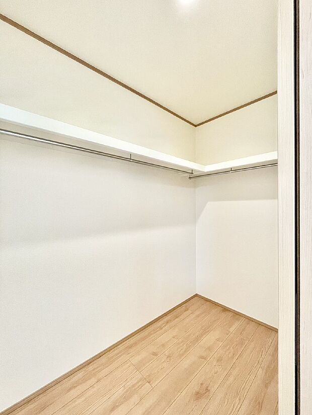 【ウォークインクローゼット】ウォークインクローゼットの活用で生活空間スッキリ