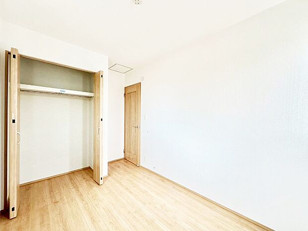 【寝室】収納が充実しているので居住スペースを広々使えます