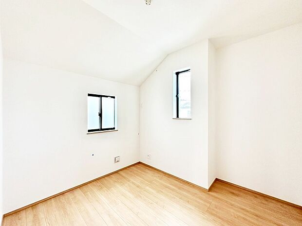 【子供部屋】窓からのやさしい光が心地よいプライベートルーム