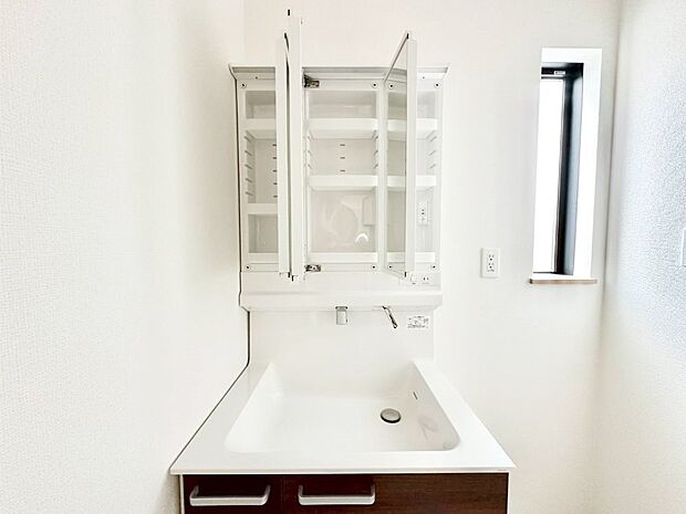 【三面鏡裏収納】三面鏡の裏に、化粧品や衛生用品などを収納可能。洗面台をすっきりと保ちます!