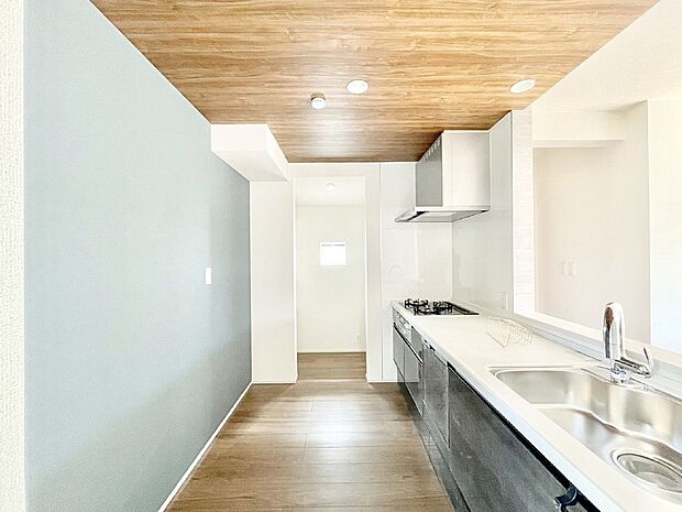 【キッチン】爽やかな風が通り抜けるキッチン。窓があるので明るく換気にも役立ちます。