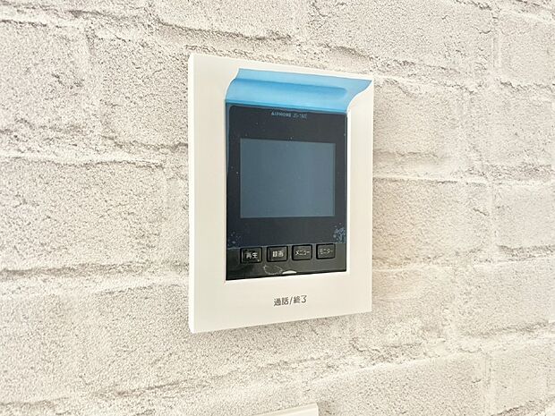 【TVモニター付きインターフォン】TVモニター付きインターフォンで防犯面も安心です。