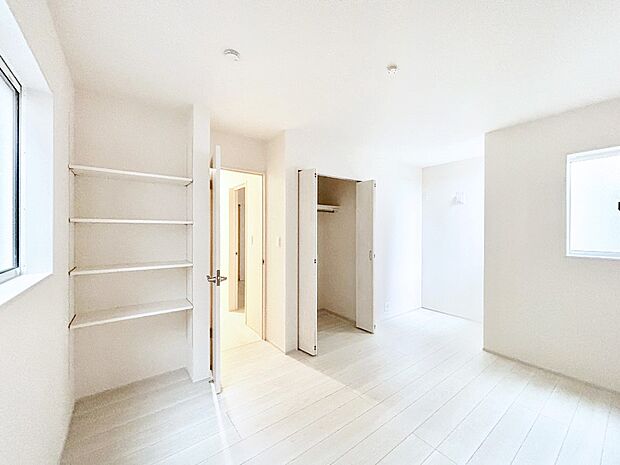 【寝室】可動棚スペースのある洋室。どんなお部屋にするかとっても楽しみですね！ 
