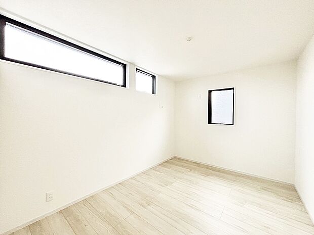 【子供部屋】窓からのやさしい光が心地よいプライベートルーム