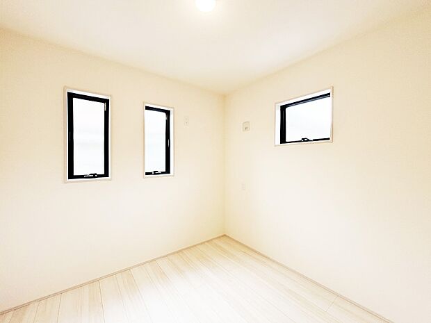 【子供部屋】「無料オンライン相談」受付中！窓からのやさしい光が心地よいプライベートルーム