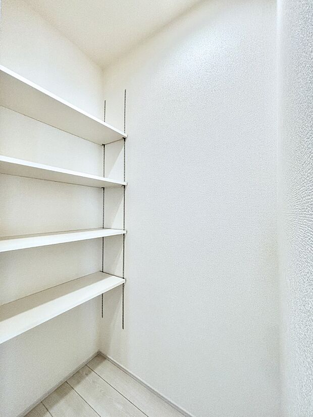 【その他内観】キッチン横にパントリーを設置！