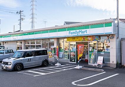 ファミリーマート 西伊興四丁目店 300m(4分)