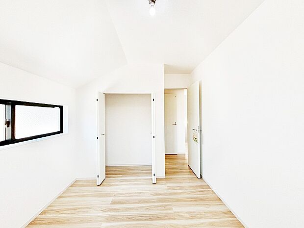 【子供部屋】お子さまのお部屋としても!衣類の整理整頓に便利なクローゼット付きの洋室。