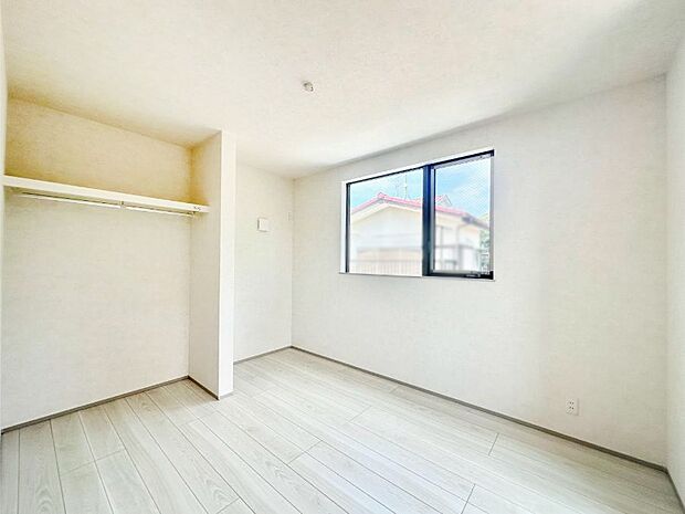 【子供部屋】やさしい光がさしこむ居室はしっかり収納付き