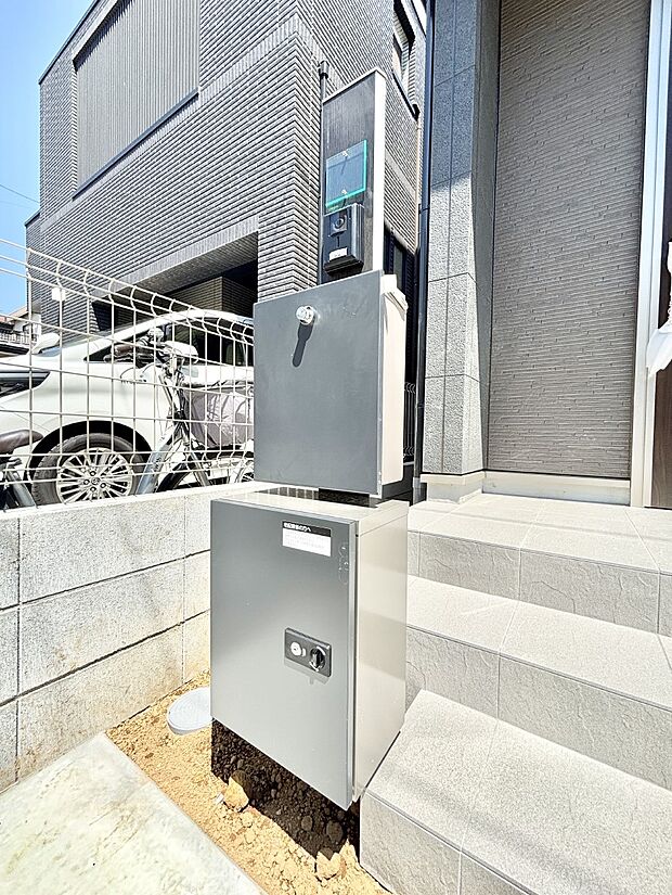 【その他現地】表札・インターホン・ポスト・宅配ＢＯＸをひとつに集約。エントランスになじむシンプルデザイン。