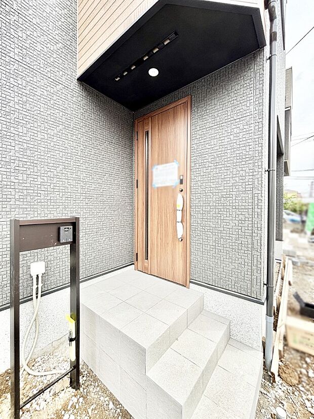 【玄関】住まいの顔を演出する、玄関ドア。 