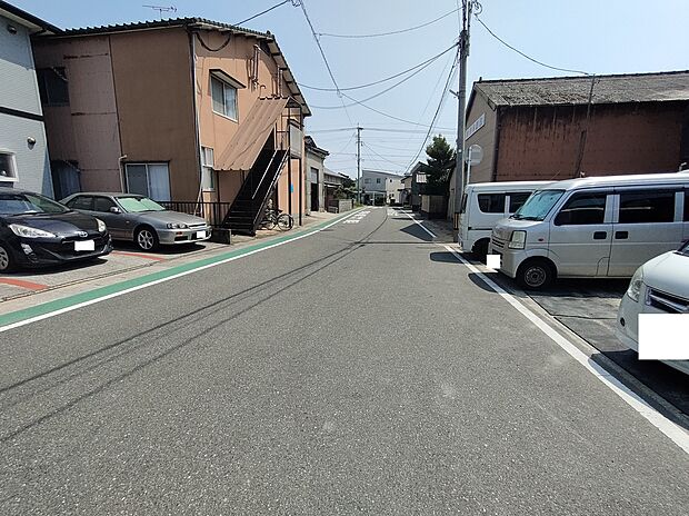 東側前面道路です♪