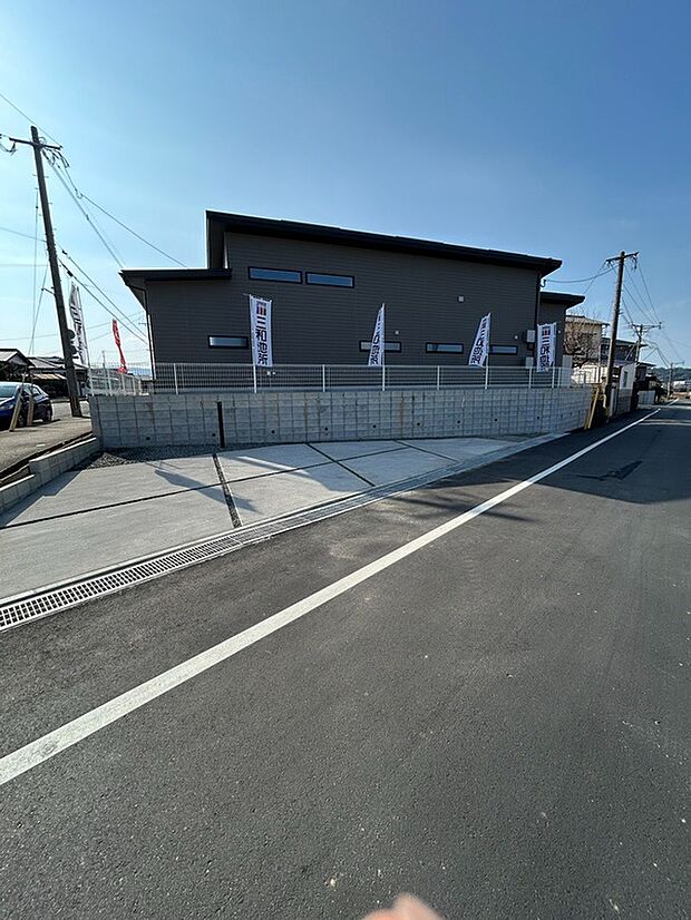 【駐車スペース】駐車は3台可能です。(車種による)