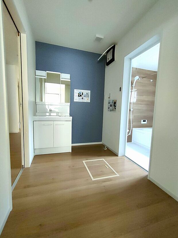 【洗面スペース(1号棟)】開けると大容量の収納、閉めると3面鏡で見た目もすっきり♪