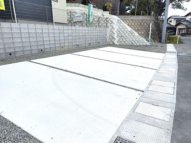 【2号棟駐車スペース】並列4台可能な駐車スペースです♪