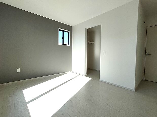 【主寝室(1号棟)】2階の主寝室は6.7帖のゆとりある広さ。窓からの自然光が心地よく、収納も充実。家具配置もしやすく、落ち着いた雰囲気の中でゆったりとした時間を過ごせる快適な空間です♪