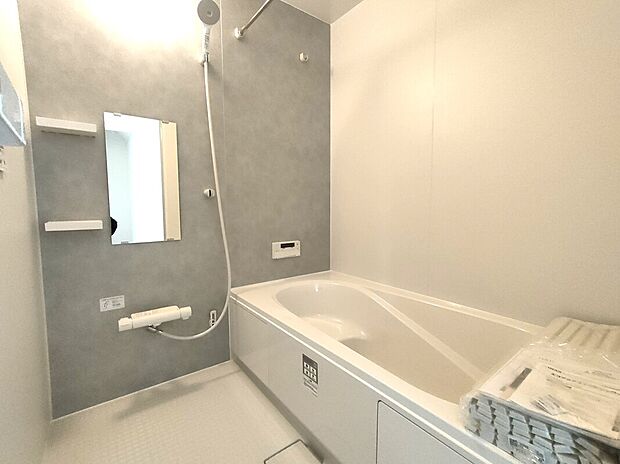 【浴室】浴室にはゆったり浸かれる浴槽とシャワーを完備。操作パネル付きで湯温管理も簡単。清潔感のある空間で、毎日の疲れを癒す快適なバスタイムを実現します。家族みんなにうれしい設備です♪