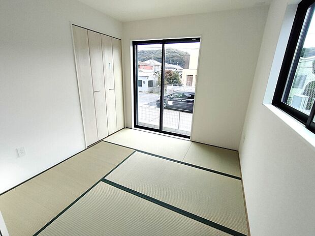 【和室】畳敷きの和室は、客間やお子さまの遊び場、昼寝スペースなど多用途に活躍。窓から柔らかな光が差し込み、現代的な内装と調和した落ち着きある空間で、暮らしに癒しを添えます♪