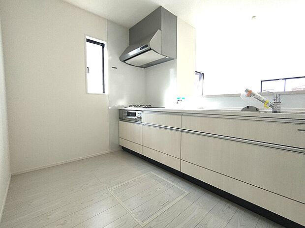 【キッチン】キッチンは引き出し収納が多く、調理器具や食器をすっきりしまえる設計。ワークトップも広く、毎日の料理がはかどる使い勝手の良い空間です。特に収納量を重視する方にもオススメです♪