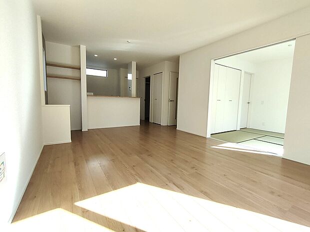 【LDK】明るく開放的なLDKに加え、隣接する和室は来客時やお昼寝、遊び場にも活躍。収納も充実しており、生活動線も快適。現代的なデザインと和の落ち着きが調和した心地よい住空間です♪