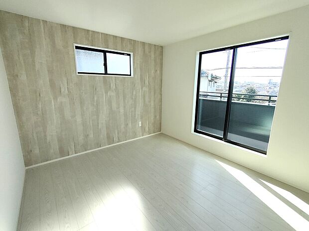 【主寝室(1号棟)】7帖の主寝室は、ゆったりとした広さでベッドや家具も配置しやすく、窓からの光が心地よい空間。落ち着いた内装で、1日の疲れを癒すプライベートルームとして最適です♪