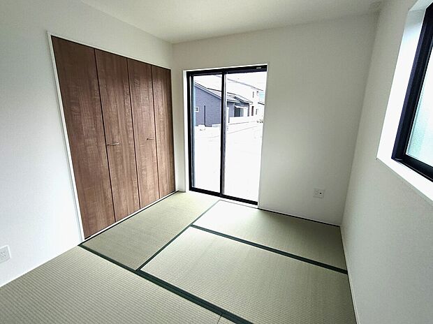 【和室(1号棟)】畳敷きの和室は、客間やお子さまの遊び場、昼寝スペースなど多用途に活躍。窓から柔らかな光が差し込み、現代的な内装と調和した落ち着きある空間で、暮らしに癒しを添えます♪