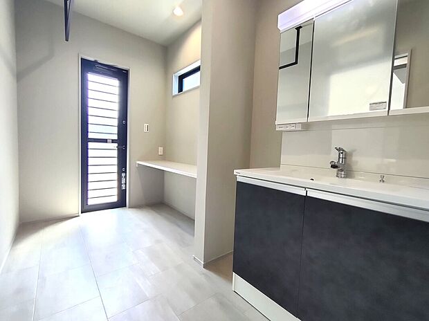 【洗面スペース(1号地)】洗面スペースにはランドリースペースが隣接し、洗う・干す・しまうがスムーズに完結。明るい窓と使いやすいカウンターが家事を快適にし、毎日を効率よく整えられる空間です♪