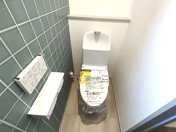 【トイレ(1号地)】温水洗浄機能付きのトイレは、操作パネルで細かな調整ができ快適に使える設計。落ち着いた色味の内装と相まって、毎日気持ちよく過ごせる清潔感のある空間です♪