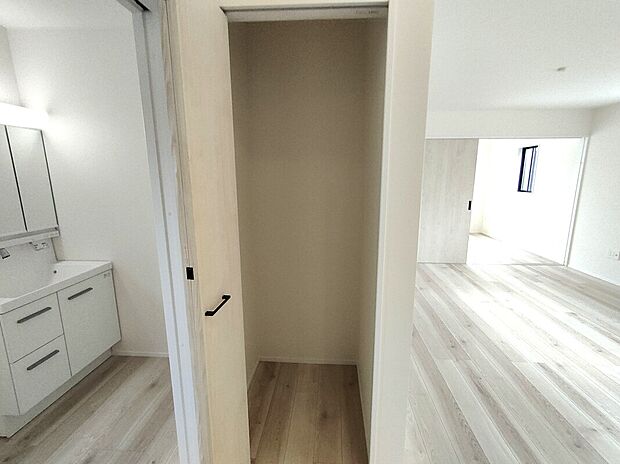 【パントリー】キッチン横に設けられたパントリーは、食品や日用品のストックに便利。棚付きで整理しやすく、生活感を隠しながらすっきりとした空間を保てます♪